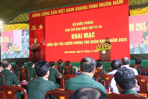 Đại tướng Phan Văn Giang chỉ đạo diễn tập tác chiến phòng thủ Quân khu 7 - Ảnh 2. Đại tướng Phan Văn Giang chỉ đạo diễn tập tác chiến phòng thủ Quân khu 7 - Ảnh 2.