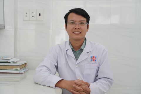 Bị bong gân cổ chân, có nên xoa dầu, bóp rượu? - Ảnh 2.