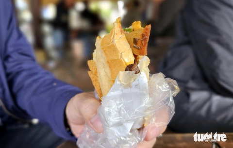 Ngộ độc vì bánh mì: câu hỏi với cơ quan chức năng - Ảnh 1.