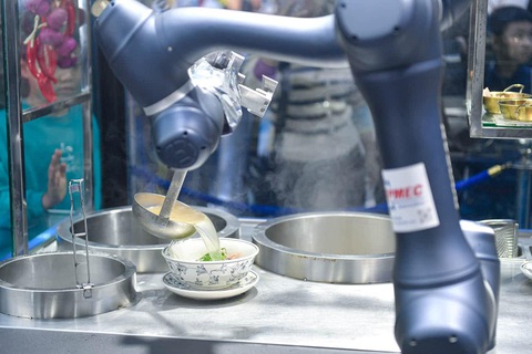 Người dân xếp hàng xem ‘phở số’, nhiều người bình luận ‘vẫn thua robot’ chạy bằng cơm - Ảnh 2. Người dân xếp hàng xem ‘phở số’, thấy vẫn thua ‘robot chạy bằng cơm’ - Ảnh 2.