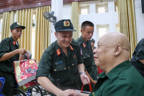 Tin tức sáng 2-12: Chủ tịch nước tặng quà người có công;TP.HCM sắp hoàn tất mở rộng cửa ngõ Tây Nam - Ảnh 1.