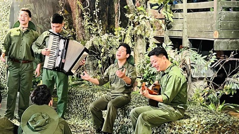 Tiến bước dưới quân kỳ khiến người xem rơi nước mắt - Ảnh 2.