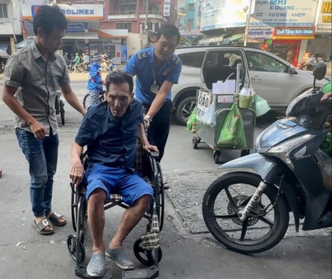 Thương Tín đi lại phải có người dìu, nhạc sĩ Tô Hiếu cưu mang trong thời gian tái khám - Ảnh 1. Thương Tín đi lại phải có người dìu, nhạc sĩ Tô Hiếu cưu mang trong thời gian tái khám - Ảnh 1.