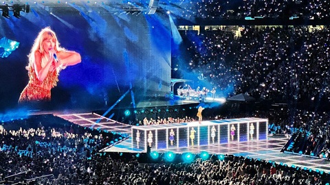 Taylor Swift thu về 2 tỉ USD từ chuỗi The Eras Tour - Ảnh 2.
