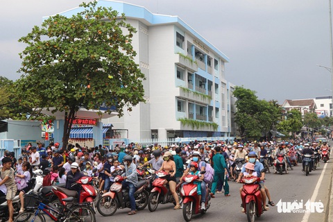 Người dân có quyền chặn xe để điều phối giao thông khu vực cổng trường? - Ảnh 1. Tự chặn xe điều phối giao thông trước cổng trường có bị phạt? - Ảnh 1.