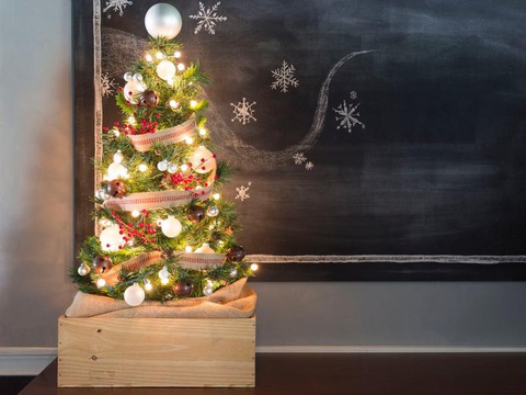 10 ý tưởng dễ dàng để trang trí cây thông Noel để bàn - Ảnh 6.