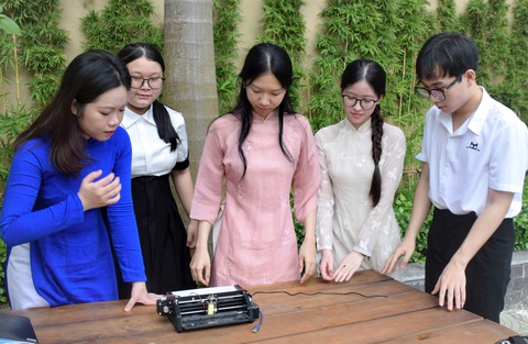 Máy in chữ nổi cho người khiếm thị - Ảnh 1. Máy in chữ nổi cho người khiếm thị - Ảnh 1.