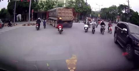 Cục Cảnh sát giao thông chỉ cách giảm tai nạn giao thông do ‘điểm mù’ của ô tô - Ảnh 1.
