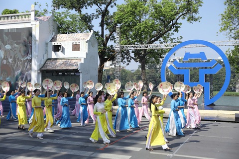 Góp ý xây dựng chuẩn mực người Hà Nội ‘hào hoa, hanh lịch, nghĩa tình, văn minh’ - Ảnh 1. Góp ý xây dựng chuẩn mực người Hà Nội ‘hào hoa, hanh lịch, nghĩa tình, văn minh’ - Ảnh 1.