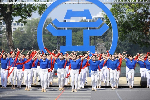 Góp ý xây dựng chuẩn mực người Hà Nội ‘hào hoa, hanh lịch, nghĩa tình, văn minh’ - Ảnh 3. Góp ý xây dựng chuẩn mực người Hà Nội ‘hào hoa, thanh lịch, nghĩa tình, văn minh’ - Ảnh 3.