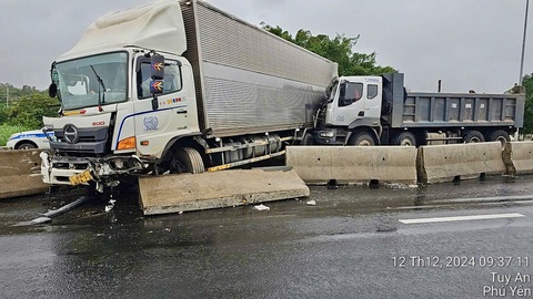 Đang sửa chữa đường, cán bộ kỹ thuật bị xe tải tông chết - Ảnh 1.