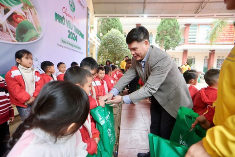 Ngày của phở 12-12: Cả trăm người ăn phở nóng ấm giữa mùa đông vùng cao - Ảnh 17. Ngày của phở 12-12: Cả trăm người ăn phở nóng ấm giữa mùa đông vùng cao - Ảnh 17.