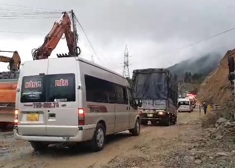 Thông xe đèo An Khê sau nhiều giờ ách tắc - Ảnh 1. Thông xe đèo An Khê sau nhiều giờ ách tắc - Ảnh 1.