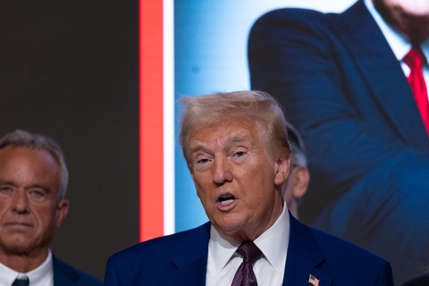 Xem dân nhập cư là 'xâm lược', ông Trump sẽ triển khai quân đội để trục xuất - Ảnh 1.