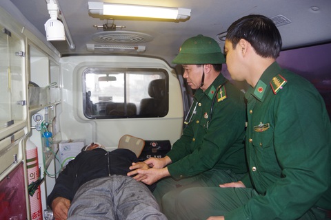 Kịp thời đưa thuyền viên nước ngoài gặp nạn vào bờ cấp cứu - Ảnh 1. Kịp thời đưa thuyền viên nước ngoài gặp nạn vào bờ cấp cứu - Ảnh 1.