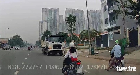 Xác minh xe ben ngang nhiên chạy ngược chiều giờ cao điểm ở TP Thủ Đức - Ảnh 1.