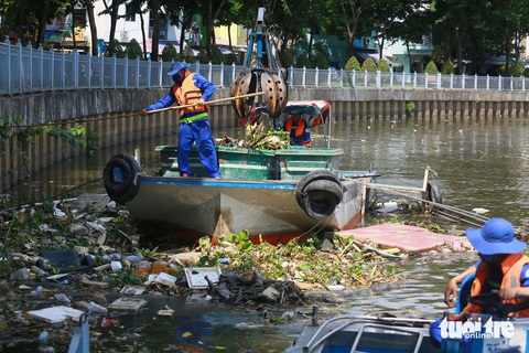 Đơn vị vớt rác trên kênh Nhiêu Lộc - Thị Nghè: Vẫn 'tự túc' hoạt động, chưa có kinh phí - Ảnh 1.