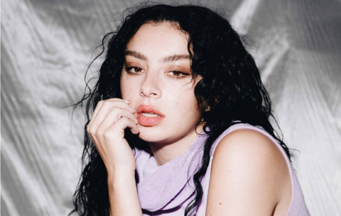 Vì sao brat của Charli XCX xâm chiếm thế giới năm nay? - Ảnh 2. Vì sao brat của Charli XCX xâm chiếm thế giới năm nay? - Ảnh 2.