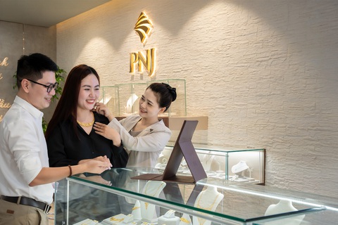 PNJ vào top 50 công ty kinh doanh hiệu quả nhất Việt Nam 2024 - Ảnh 2.