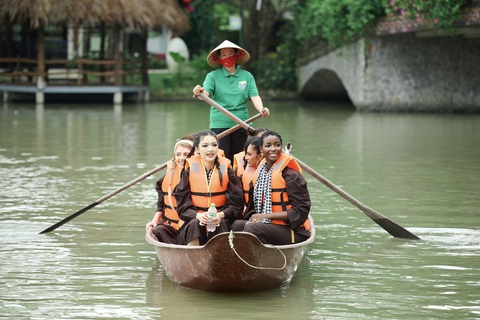 Hoa hậu các nước mặc bà ba lội mương bắt cá, đổ bánh xèo - Ảnh 7. Người đẹp Miss Charm mặc bà ba lội mương bắt cá, đổ bánh xèo - Ảnh 7.