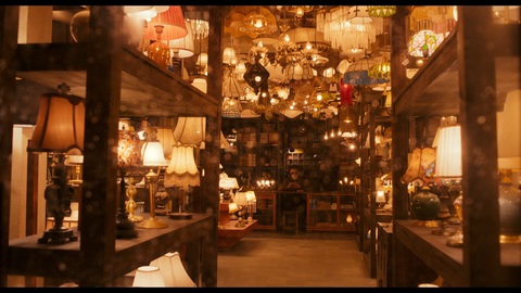 Light shop: Câu chuyện về nghị lực sống núp bóng truyền thuyết đô thị - Ảnh 3. Light shop: Câu chuyện về nghị lực sống núp bóng truyền thuyết đô thị - Ảnh 3.