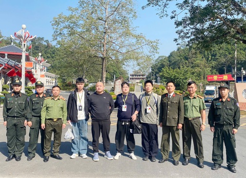 Công an Bình Định bàn giao, trục xuất 5 người Trung Quốc nhập cảnh trái phép - Ảnh 1. Bình Định trục xuất 5 người Trung Quốc nhập cảnh trái phép - Ảnh 1.