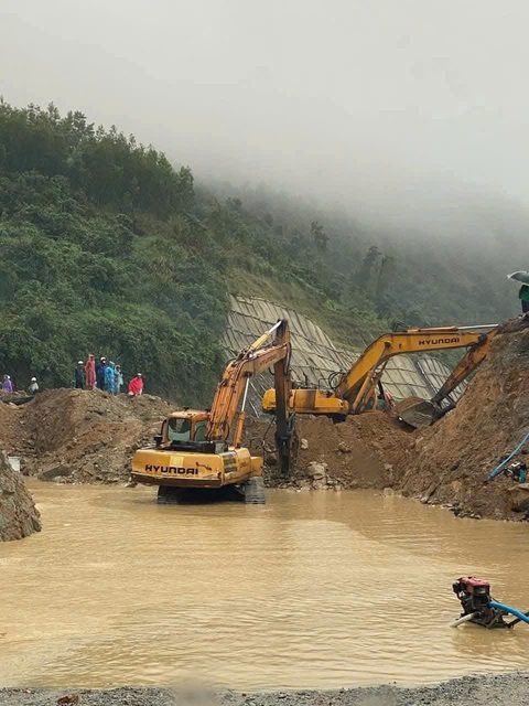Mưa lớn khiến đất đá đổ xuống gây ách tắc trên đèo An Khê - Ảnh 3. Mưa lớn làm đèo An Khê ách tắc giao thông - Ảnh 3.