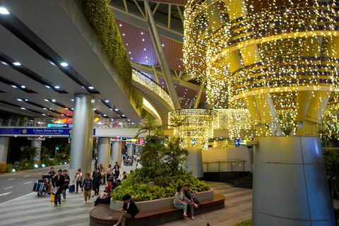 'Con đường ánh sáng' mùa Giáng sinh ở sân bay Đà Nẵng - Ảnh 1.