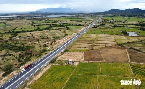 Phải trèo rào hoặc đi vòng chục cây số ra ruộng vì cao tốc không có đường gom - Ảnh 3. Phải trèo rào hoặc đi vòng chục cây số ra ruộng vì cao tốc không có đường gom - Ảnh 3.