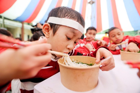Bao người Làng Nủ lần đầu ăn phở - Ảnh 2. Bao người Làng Nủ lần đầu ăn phở - Ảnh 2.