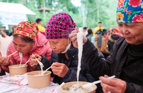 Bao người Làng Nủ lần đầu ăn phở - Ảnh 1. Bao người Làng Nủ lần đầu ăn phở - Ảnh 1.