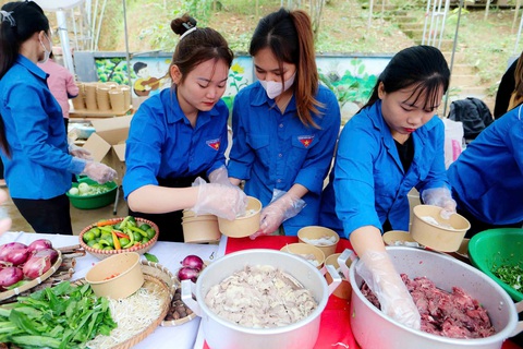 Bao người Làng Nủ lần đầu ăn phở - Ảnh 3. Bao người Làng Nủ lần đầu ăn phở - Ảnh 3.