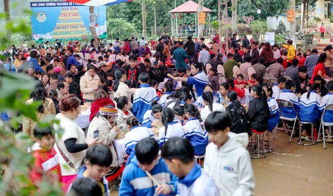 Bao người Làng Nủ lần đầu ăn phở - Ảnh 4. Bao người Làng Nủ lần đầu ăn phở - Ảnh 4.