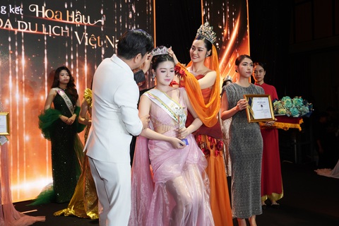 Phạm Thị Ngọc Thanh là Hoa hậu văn hóa du lịch Việt Nam 2024 - Ảnh 4. Cuối năm vẫn còn thêm hoa hậu, Phạm Thị Ngọc Thanh là Hoa hậu Văn hóa du lịch Việt Nam - Ảnh 4.
