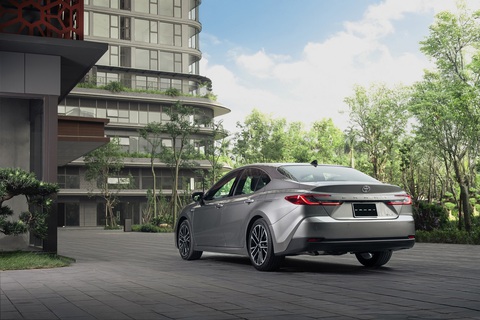 Tin tức giá xe: Toyota Camry chốt giá 1,22-1,53 tỉ đồng ở Việt Nam, màu đặc biệt thêm 12 triệu - Ảnh 2.