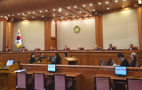 Tòa án Hiến pháp Hàn Quốc sẽ quyết định 'số phận' của Tổng thống Yoon như thế nào? - Ảnh 1. Tòa án Hiến pháp sẽ quyết định 'số phận' của Tổng thống Yoon Suk Yeol như thế nào? - Ảnh 1.