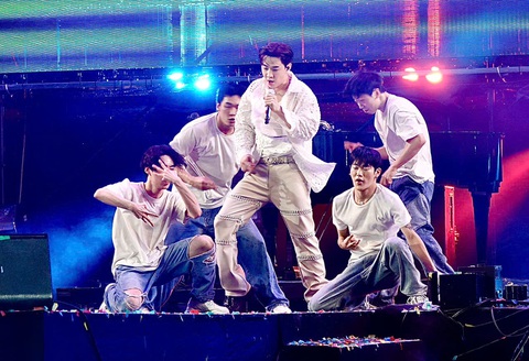 Henry Lau, HIEUTHUHAI đội mưa 'cháy' hết mình cùng hàng ngàn khán giả của HOZO 2024 - Ảnh 4. Henry Lau, HIEUTHUHAI đội mưa 'cháy' hết mình cùng hàng ngàn khán giả của HOZO 2024 - Ảnh 5.