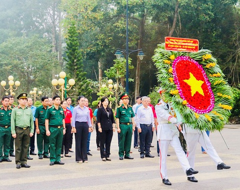 TP.HCM tri ân các anh hùng liệt sĩ nhân kỷ niệm ngày thành lập Quân Đội - Ảnh 1.