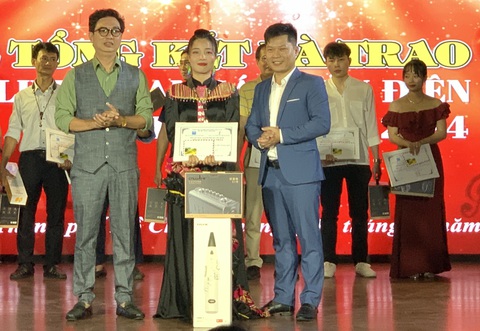 Trần Ngọc Ánh đoạt giải nhất Liên hoan sáo kèn điện tử toàn quốc lần 1 - Ảnh 2. Trần Ngọc Ánh đoạt giải nhất Liên hoan sáo kèn điện tử toàn quốc lần 1 - Ảnh 2.