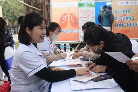 70% bệnh nhân ung thư phổi phát hiện ở giai đoạn muộn - Ảnh 2. 70% bệnh nhân ung thư phổi phát hiện ở giai đoạn muộn - Ảnh 2.