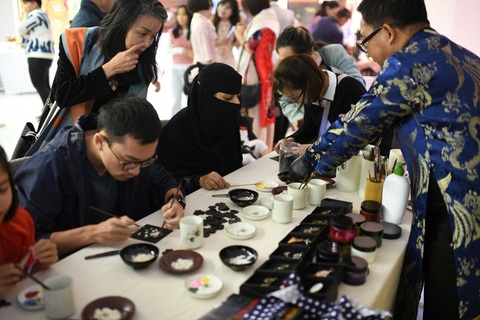 Người Saudi Arabia thích thú ăn phở, vẽ tranh sơn mài, nặn tò he - Ảnh 7. Người Saudi Arabia thích thú ăn phở, vẽ tranh sơn mài, nặn tò he - Ảnh 5.