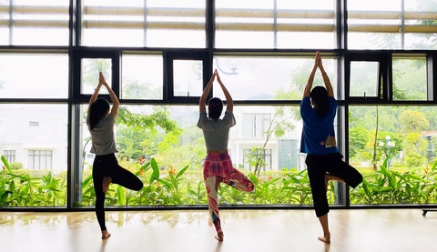 Tập yoga buổi trưa, - Ảnh 1.