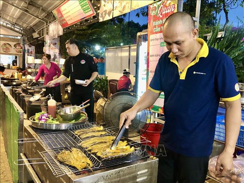 Cuối tuần đến Đầm Sen dự Lễ hội ẩm thực đường phố, ăn Ngũ vị Sài Gòn - Ảnh 4.