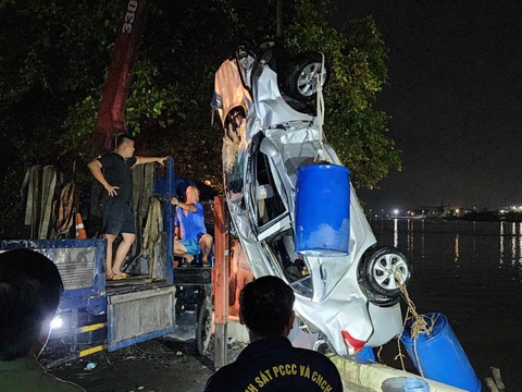 Tìm thấy thi thể nạn nhân đưa về nhà xác, đưa xe lên khỏi sông Đồng Nai giữa đêm - Ảnh 1.
