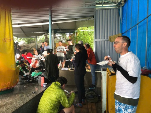 Nỗ lực xử lý sạt lở đèo Khánh Lê nhưng chưa xác định thời gian thông xe - Ảnh 3. Nỗ lực xử lý sạt lở đèo Khánh Lê nhưng chưa xác định thời gian thông xe - Ảnh 3.