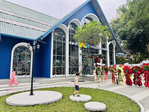 Đến khu vườn sách phủ bóng cây xanh ở quận 6, bỗng thấy yên bình lạ kỳ! - Ảnh 1. Đến nhà sách phủ bóng cây xanh ở quận 6, bỗng thấy yên bình lạ kỳ! - Ảnh 1.