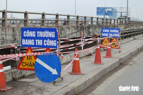 Cận cảnh cầu Đồng Nai nơi cô gái lái ô tô tông gãy lan can rớt xuống sông tử vong - Ảnh 2.
