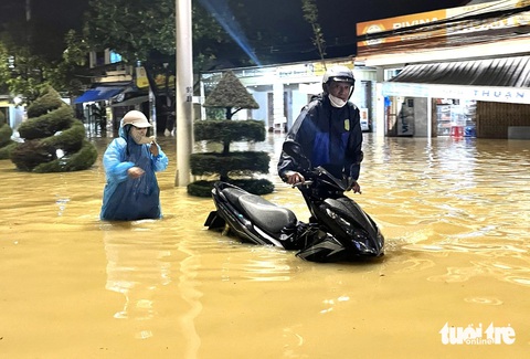 Các hồ chứa xả nước, đường phố Nha Trang ngập nặng trong đêm - Ảnh 1. Nhiều hồ thủy lợi xả nước, hàng loạt khu vực ở Nha Trang ngập nặng trong đêm - Ảnh 1.