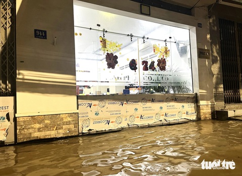 Các hồ chứa xả nước, đường phố Nha Trang ngập nặng trong đêm - Ảnh 4. Nhiều hồ thủy lợi xả nước, hàng loạt khu vực ở Nha Trang ngập nặng trong đêm - Ảnh 4.
