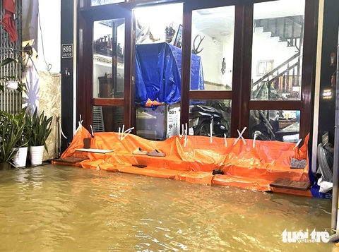 Các hồ chứa xả nước, đường phố Nha Trang ngập nặng trong đêm - Ảnh 5. Các hồ chứa xả nước, đường phố Nha Trang ngập nặng trong đêm - Ảnh 5.